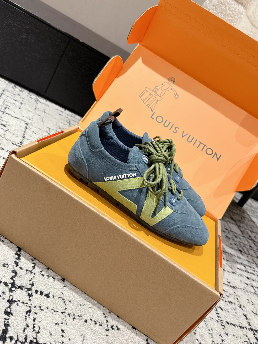 Women's Sneakers LOUIS VUITTON 18409713