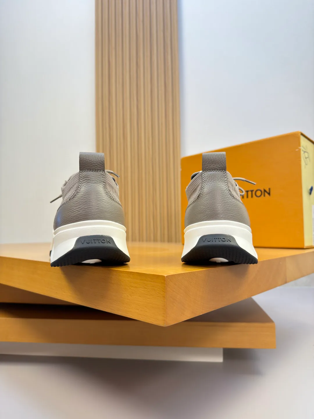 Men's Sneakers LOUIS VUITTON 18142542