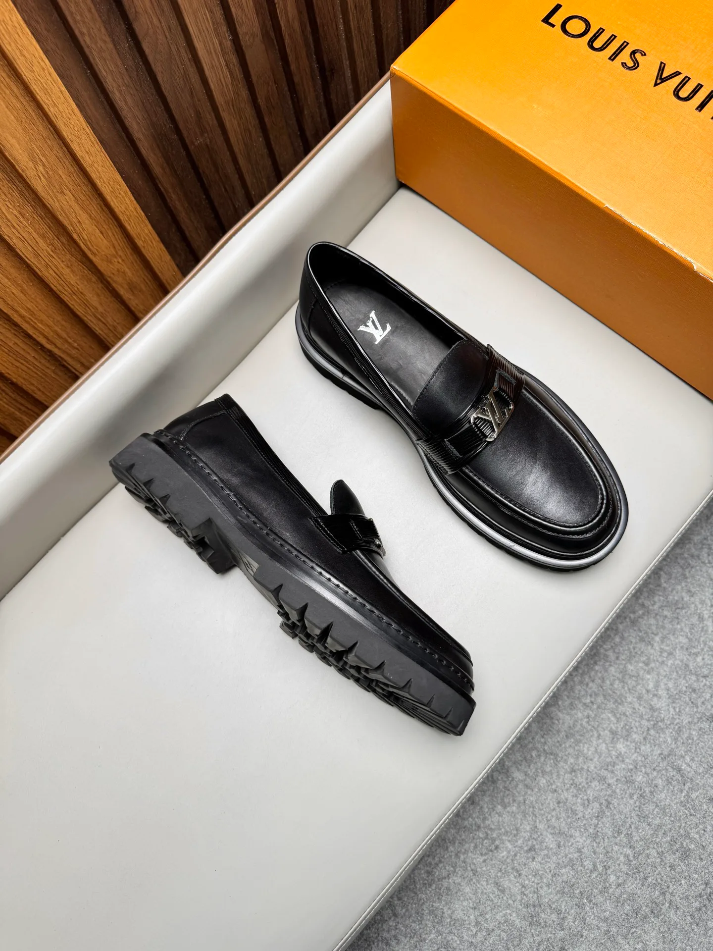 Men's Loafers And Dress Shoes LOUIS VUITTON 17470883