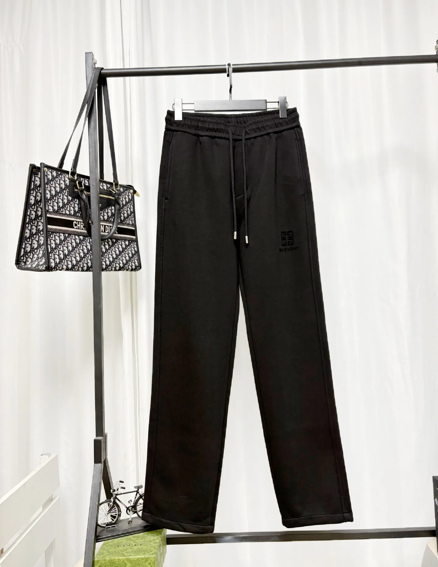 Men's Trousers GIVENCHY 18179179