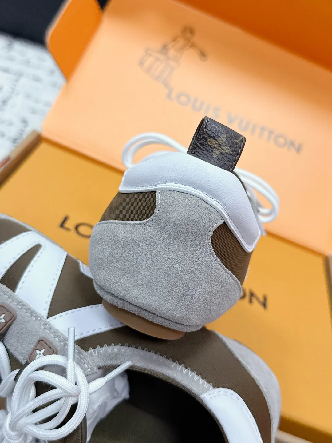 Women's Sneakers LOUIS VUITTON 18409651