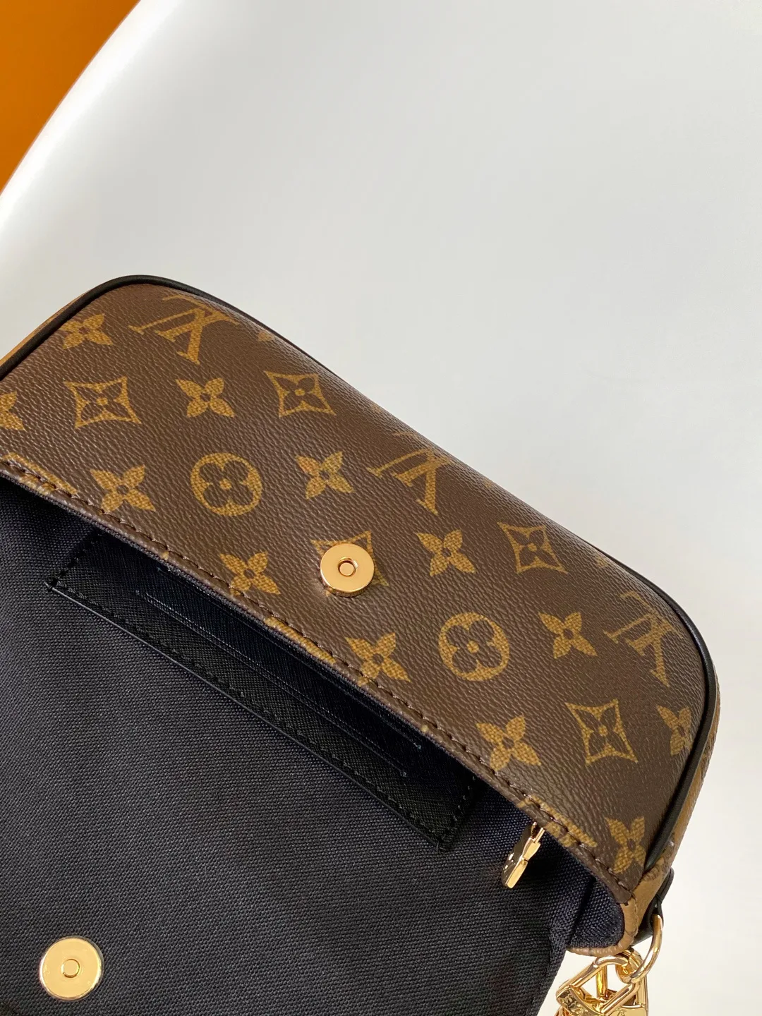 Women's Shoulder Bags LOUIS VUITTON 17949182