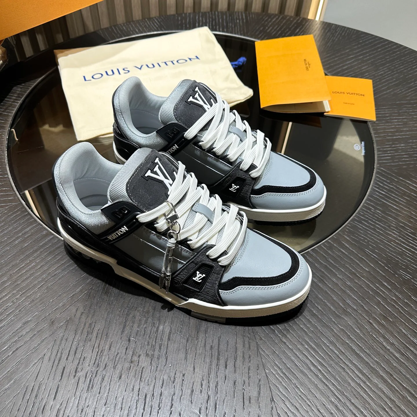 Men's Sneakers LOUIS VUITTON 18192371