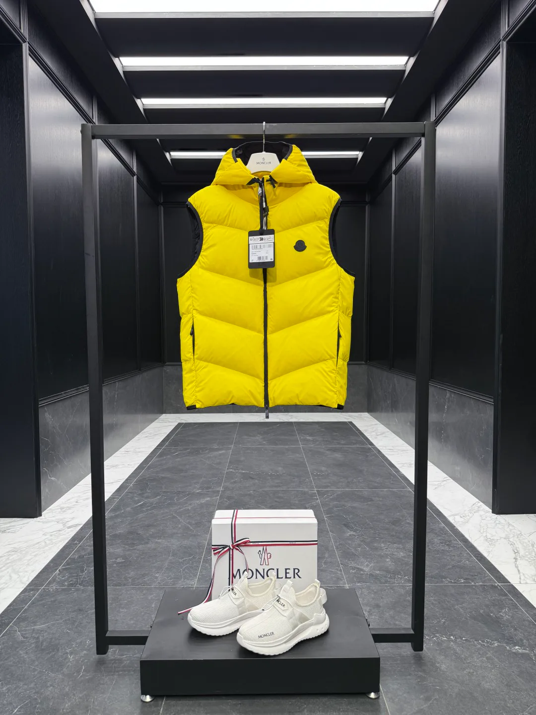 Men's Vests MONCLER 18007722