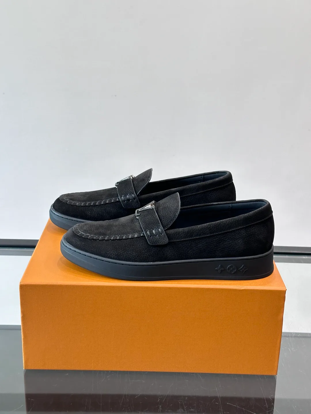 Men's Loafers And Dress Shoes LOUIS VUITTON 17411068