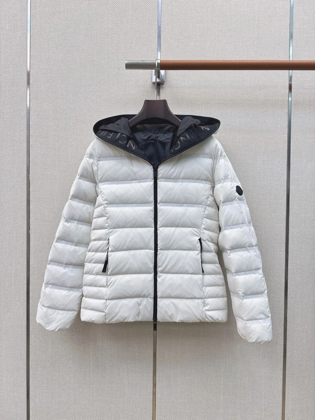 Women's Jackets And Down Jackets MONCLER 18450472