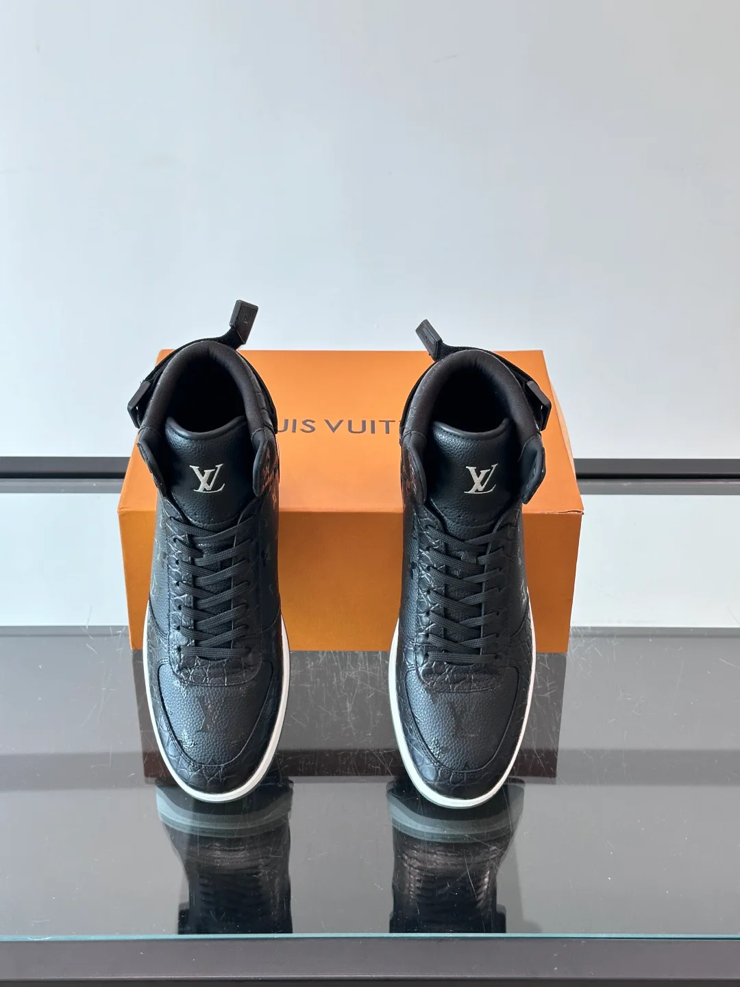 Men's Sneakers LOUIS VUITTON 18400597