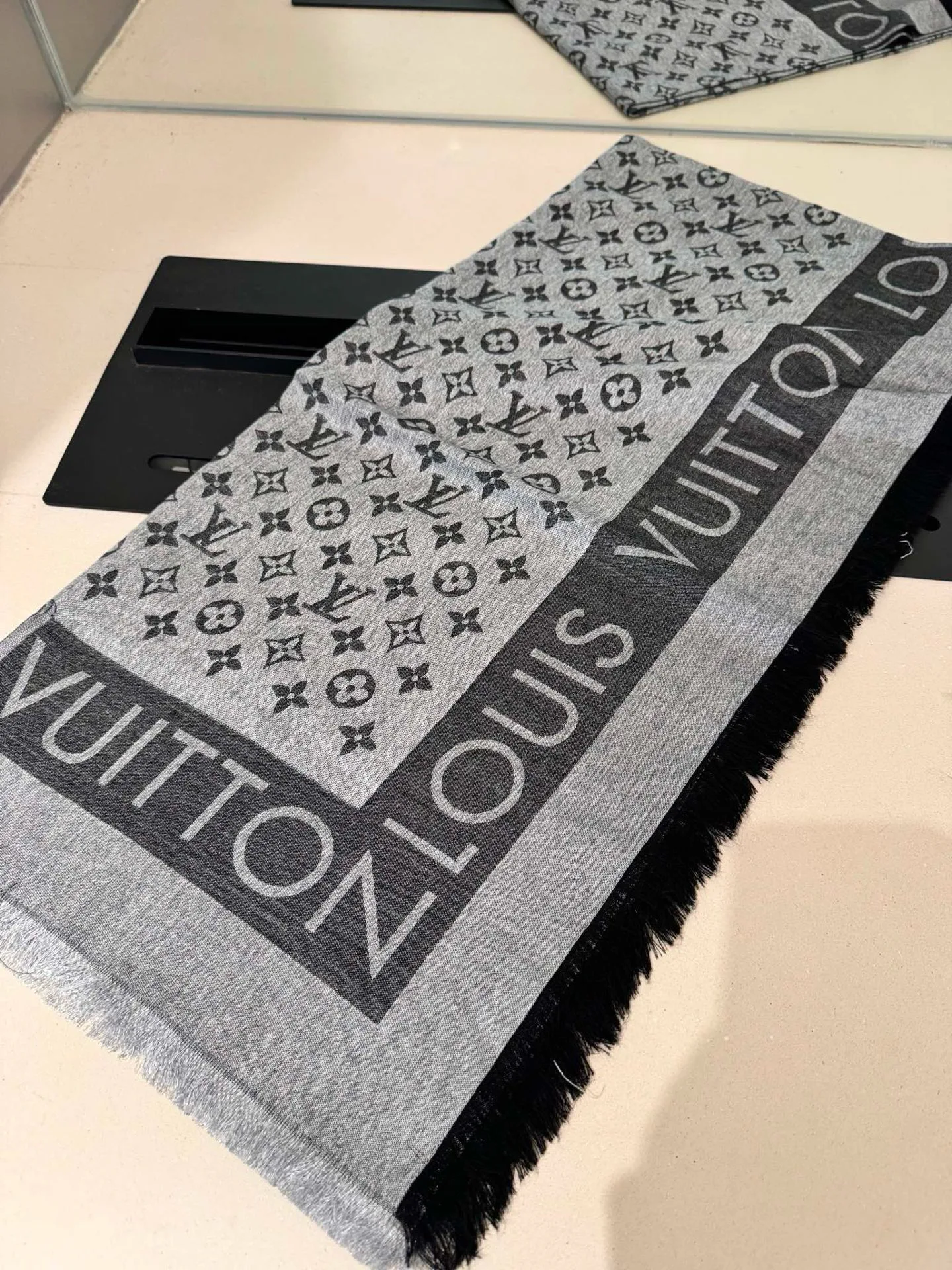 Scarves LOUIS VUITTON 17837996