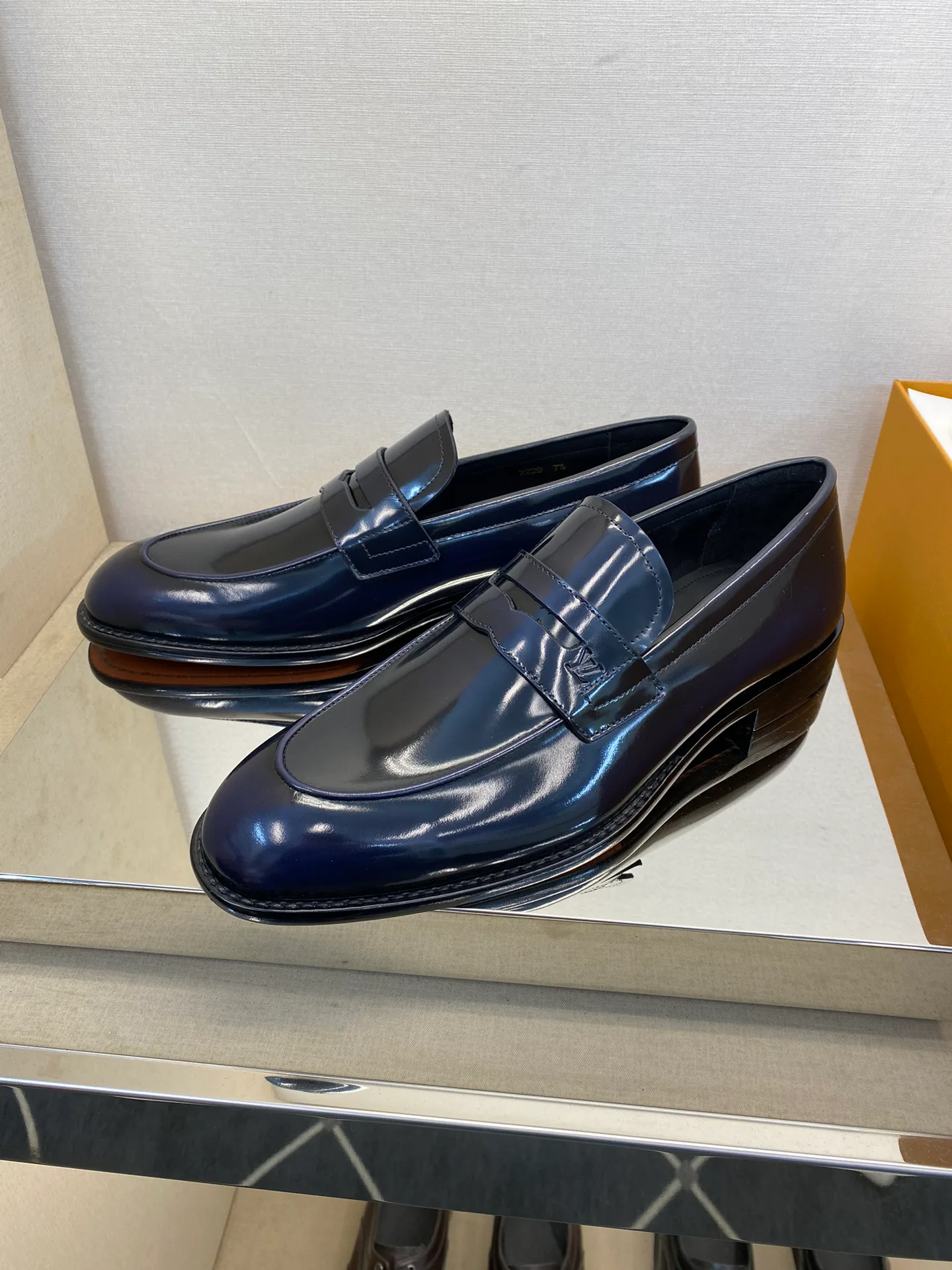 Men's Loafers And Dress Shoes LOUIS VUITTON 18079172