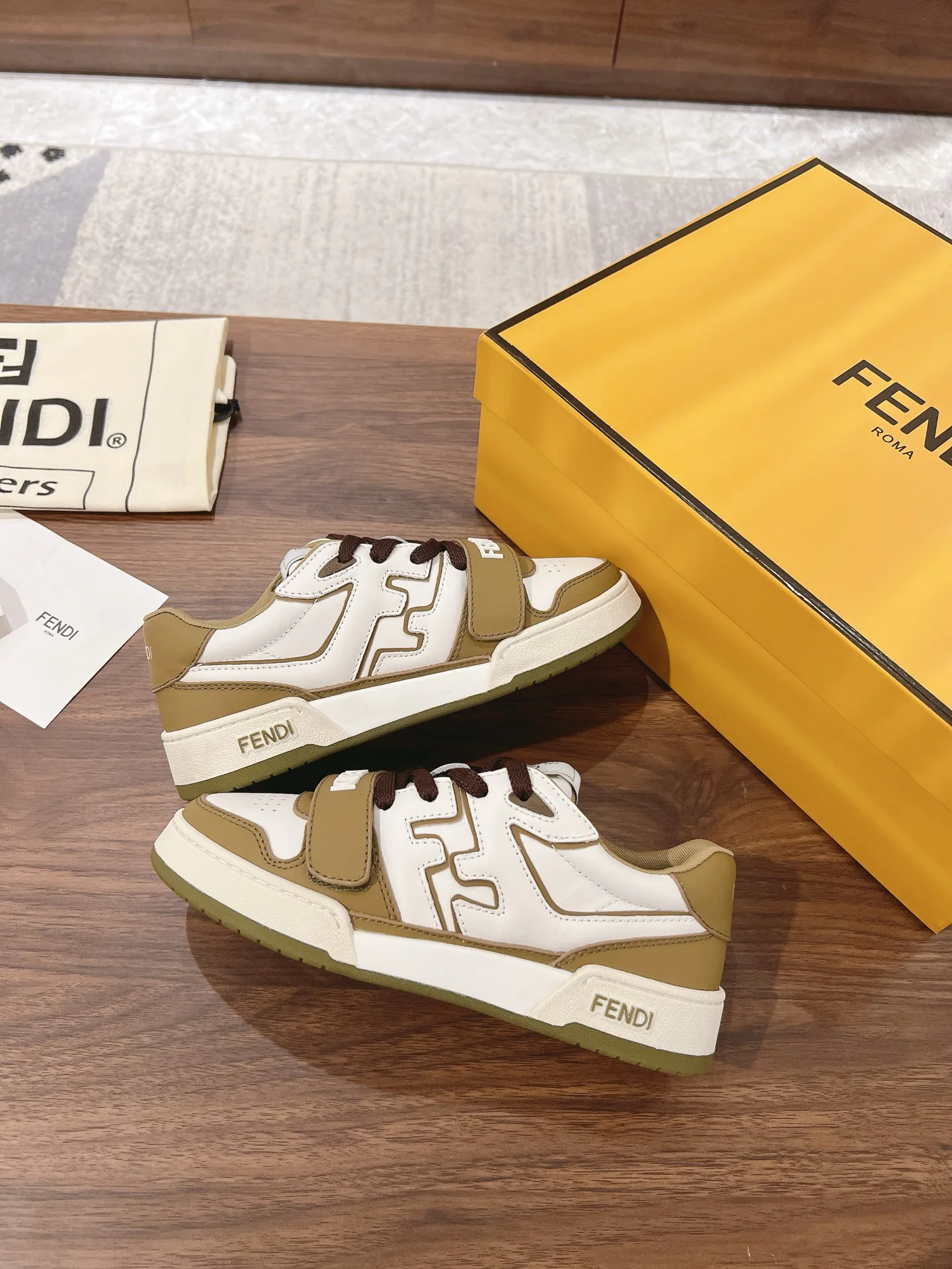 Women's Sneakers FENDI 18219542