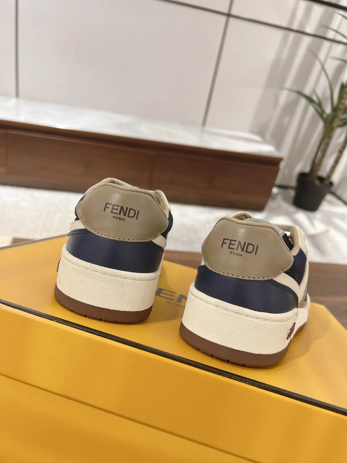 Women's Sneakers FENDI 18219546