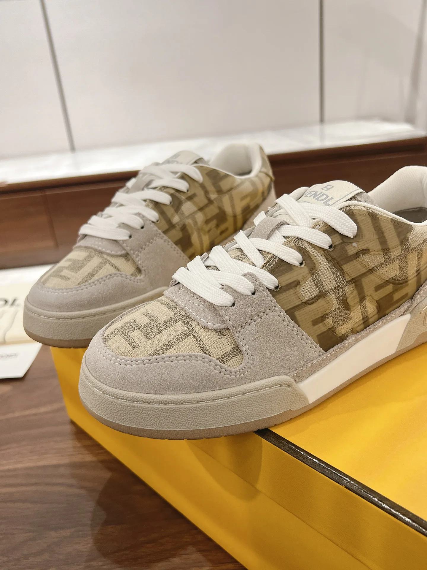 Women's Sneakers FENDI 18219610