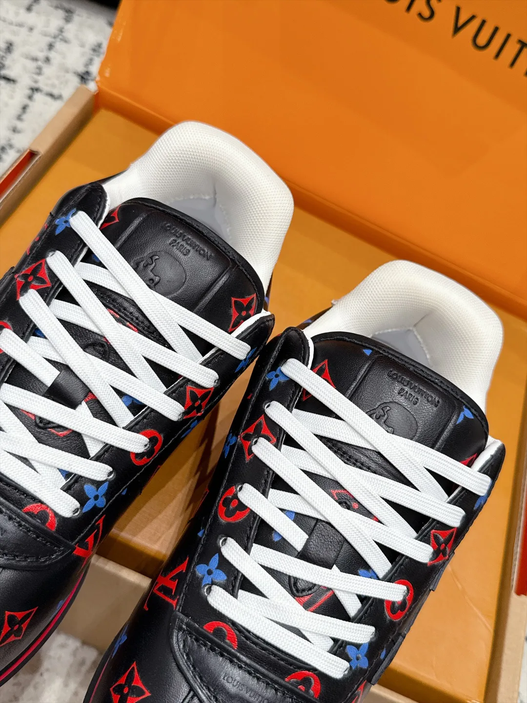 Women's Sneakers LOUIS VUITTON 18406472
