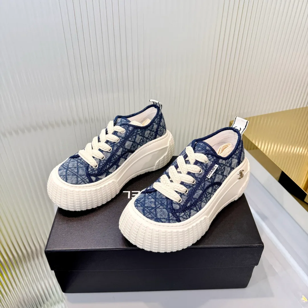 Women's Sneakers CHANEL 18366986