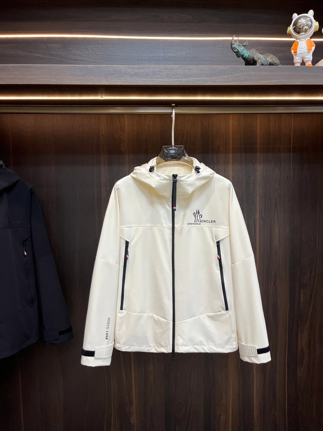 Куртки И Пуховики Мужские Moncler 18659510