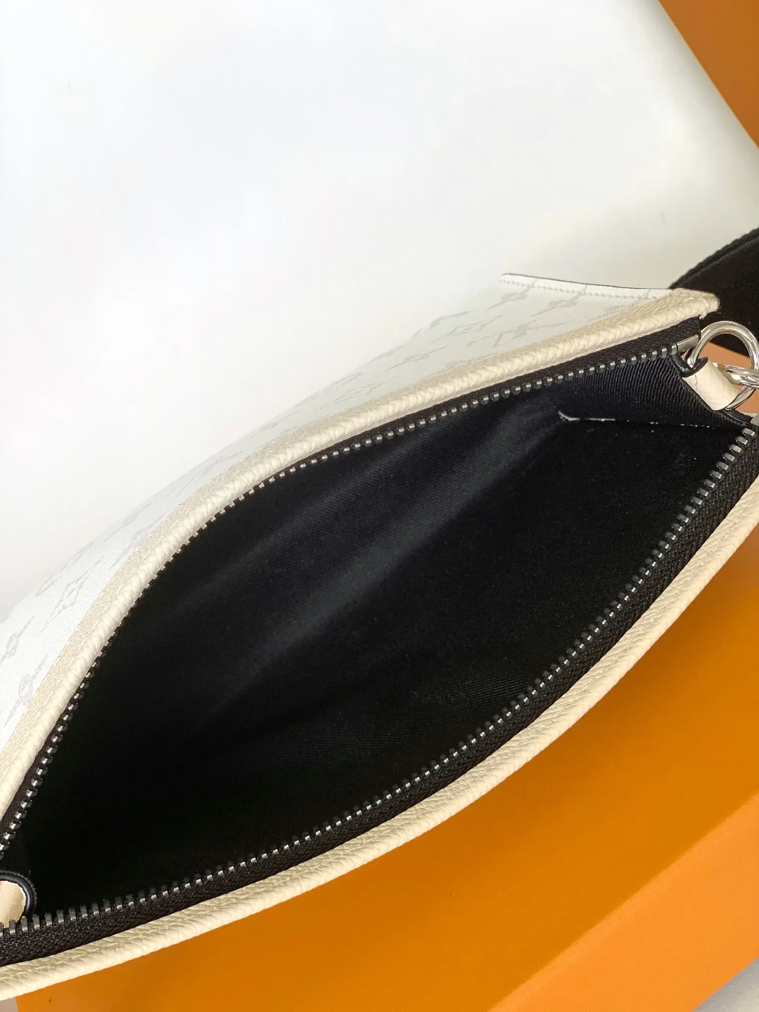 Women's Shoulder Bags LOUIS VUITTON 17904105