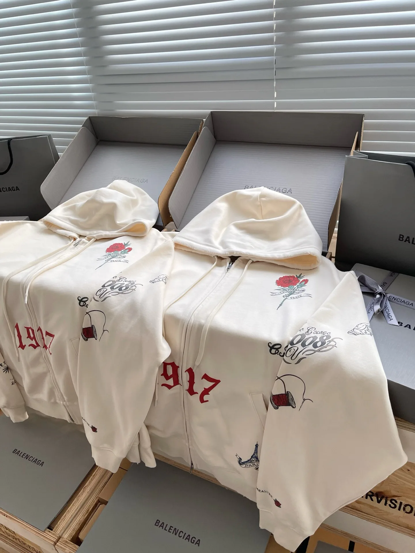 Men's Sweatshirts And Hoodies BALENCIAGA 18153416