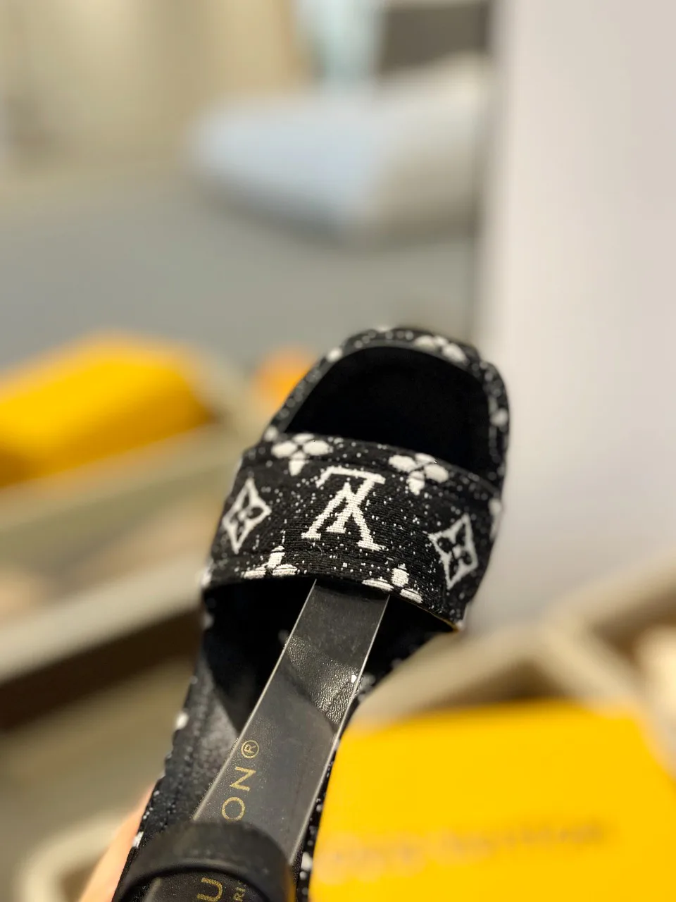 Women's Open-Toe Sandals LOUIS VUITTON 17946836