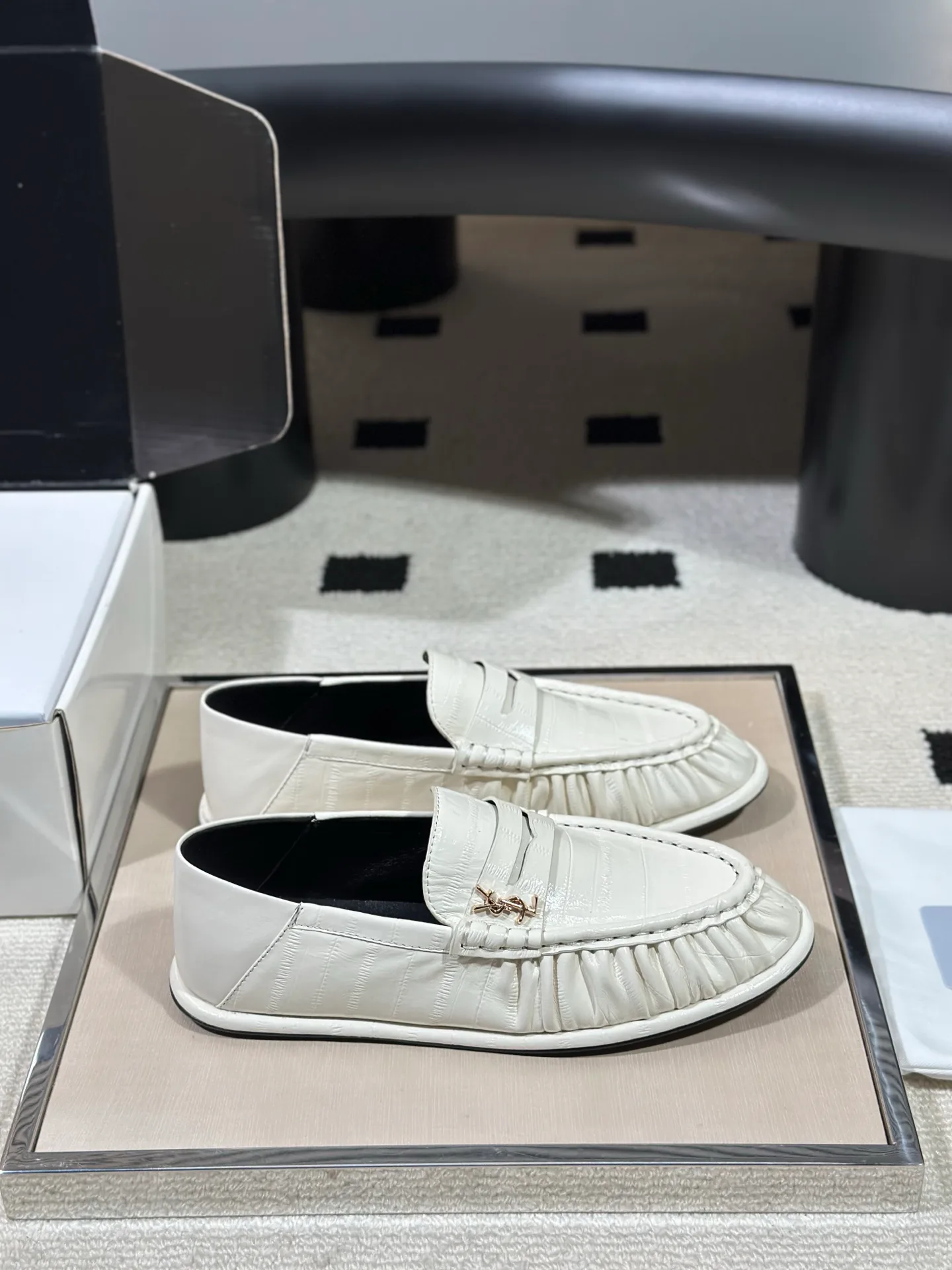Women's Loafers And Moccasins SAINT LAURENT 18041754