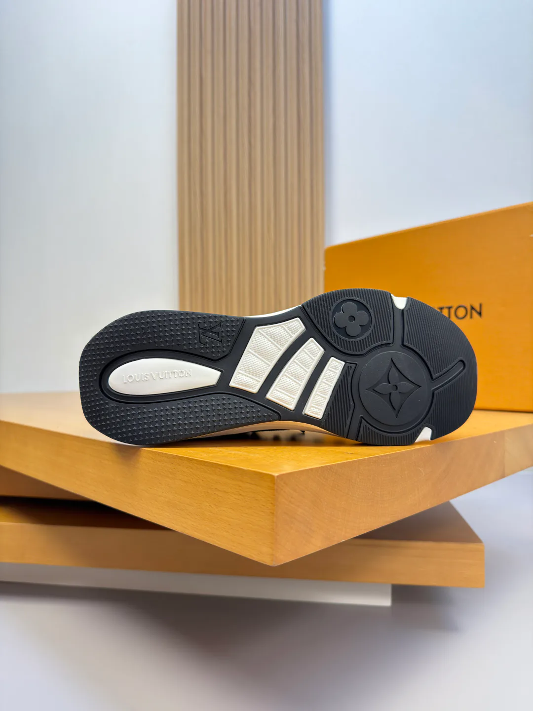 Men's Sneakers LOUIS VUITTON 18142545