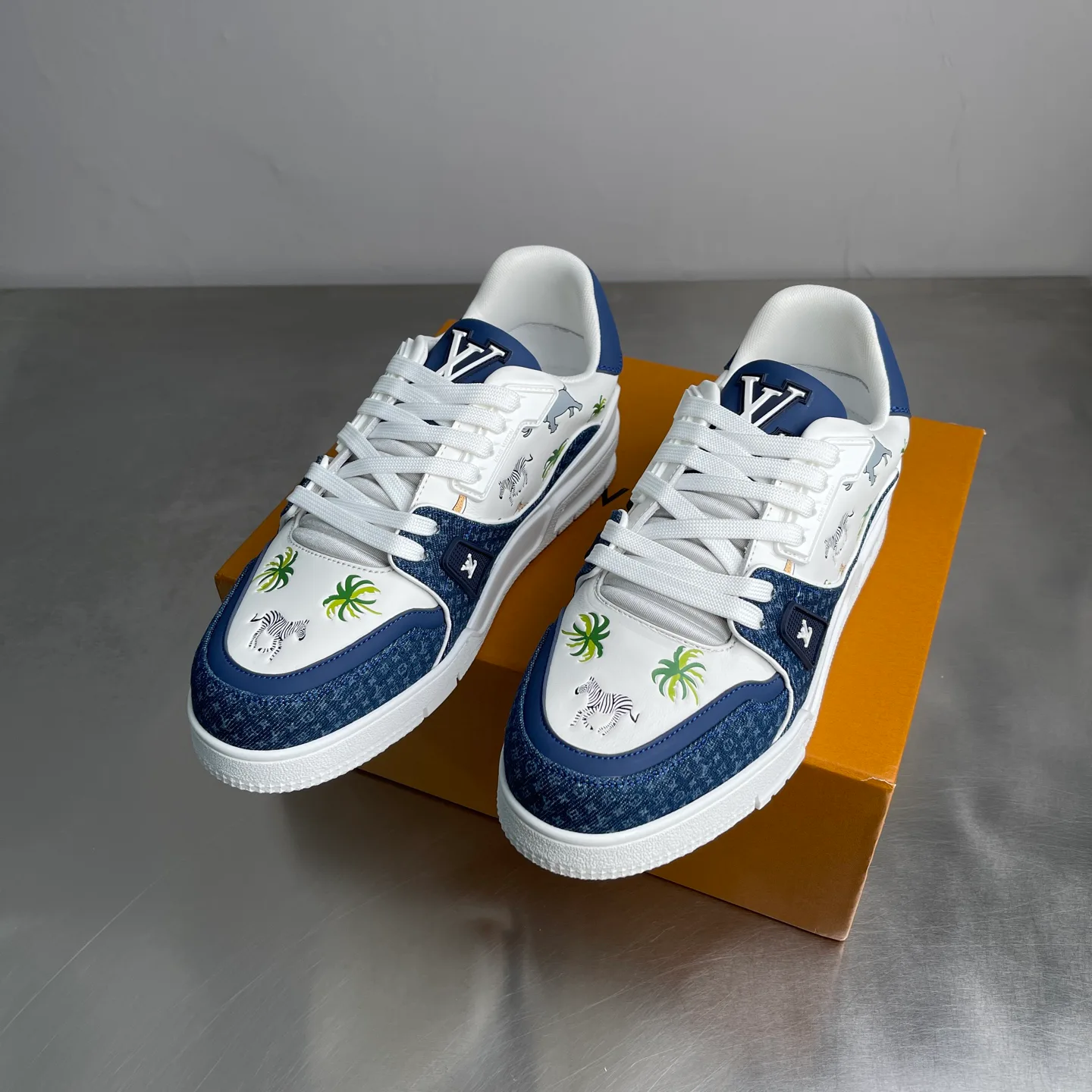 Men's Sneakers LOUIS VUITTON 18437396