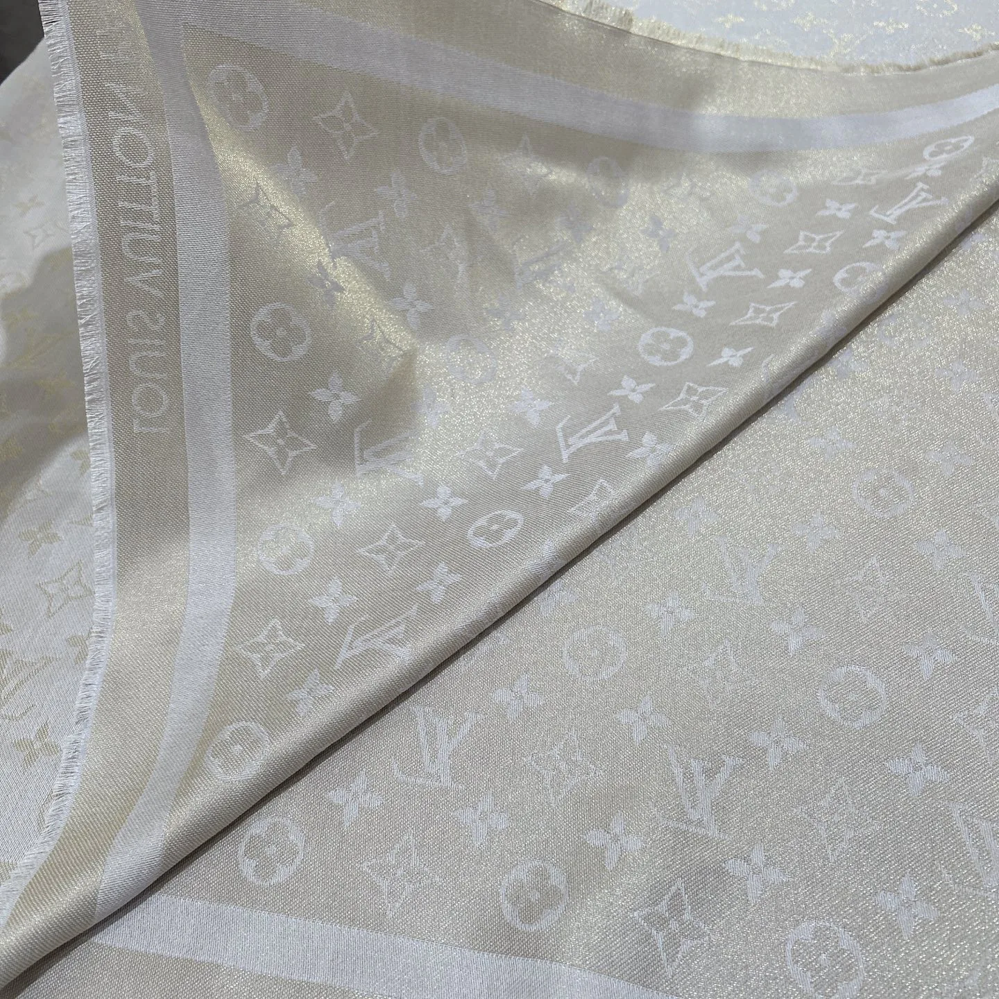 Scarves LOUIS VUITTON 18267550