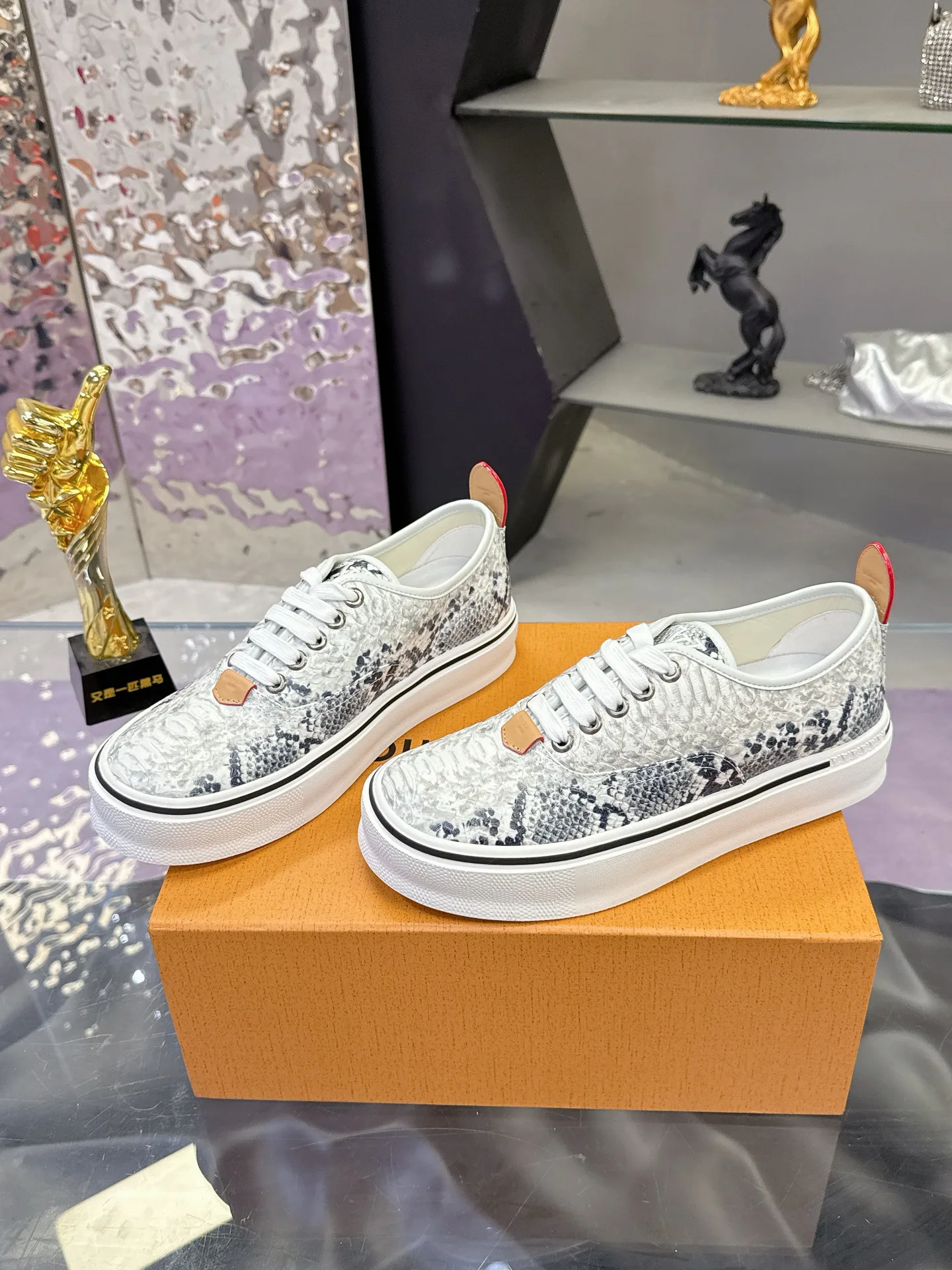 Men's Sneakers LOUIS VUITTON 17930911