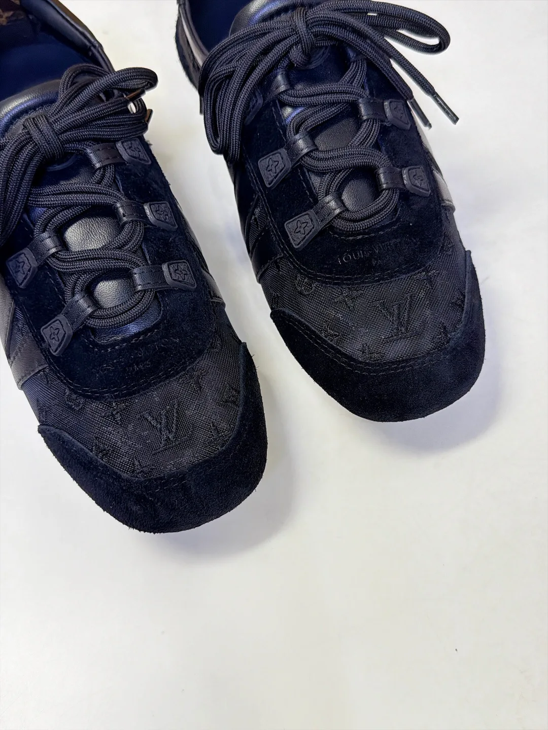 Women's Sneakers LOUIS VUITTON 18005461