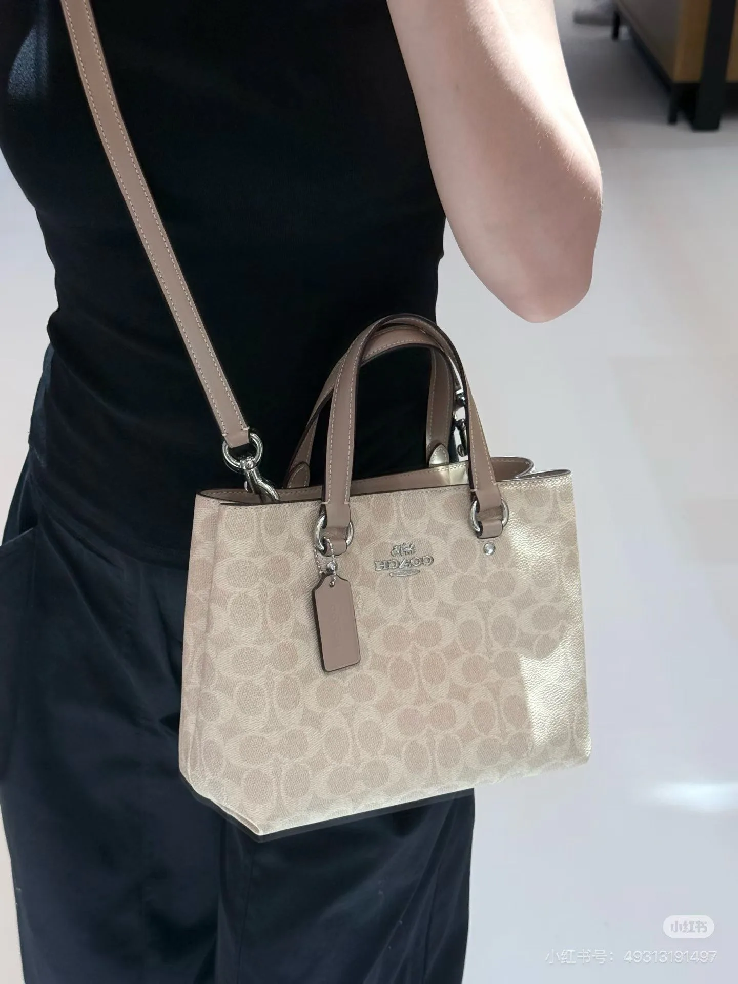 Women's Classic Handbags COACH 17960952