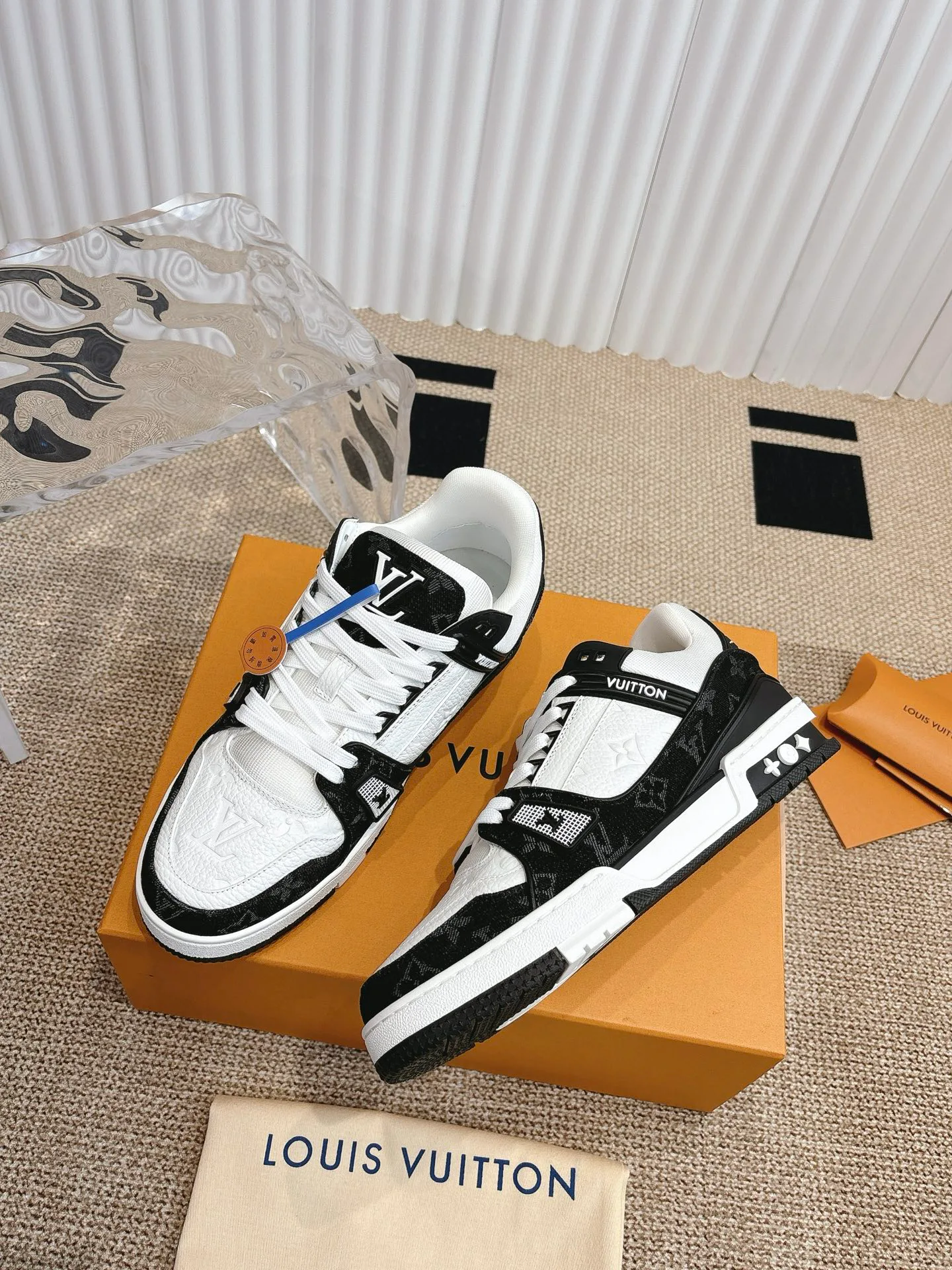 Women's Sneakers LOUIS VUITTON 18324778