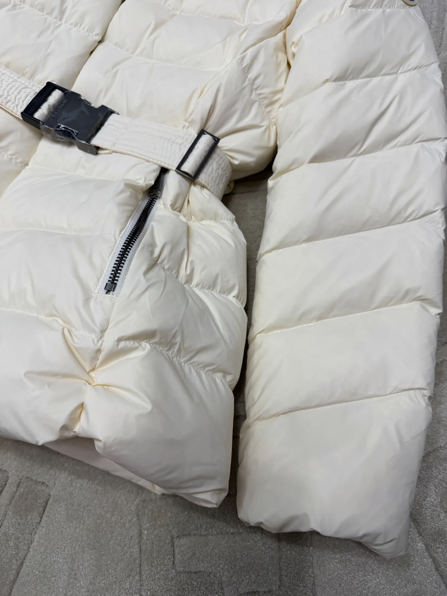 Women's Jackets And Down Jackets MONCLER 17829902