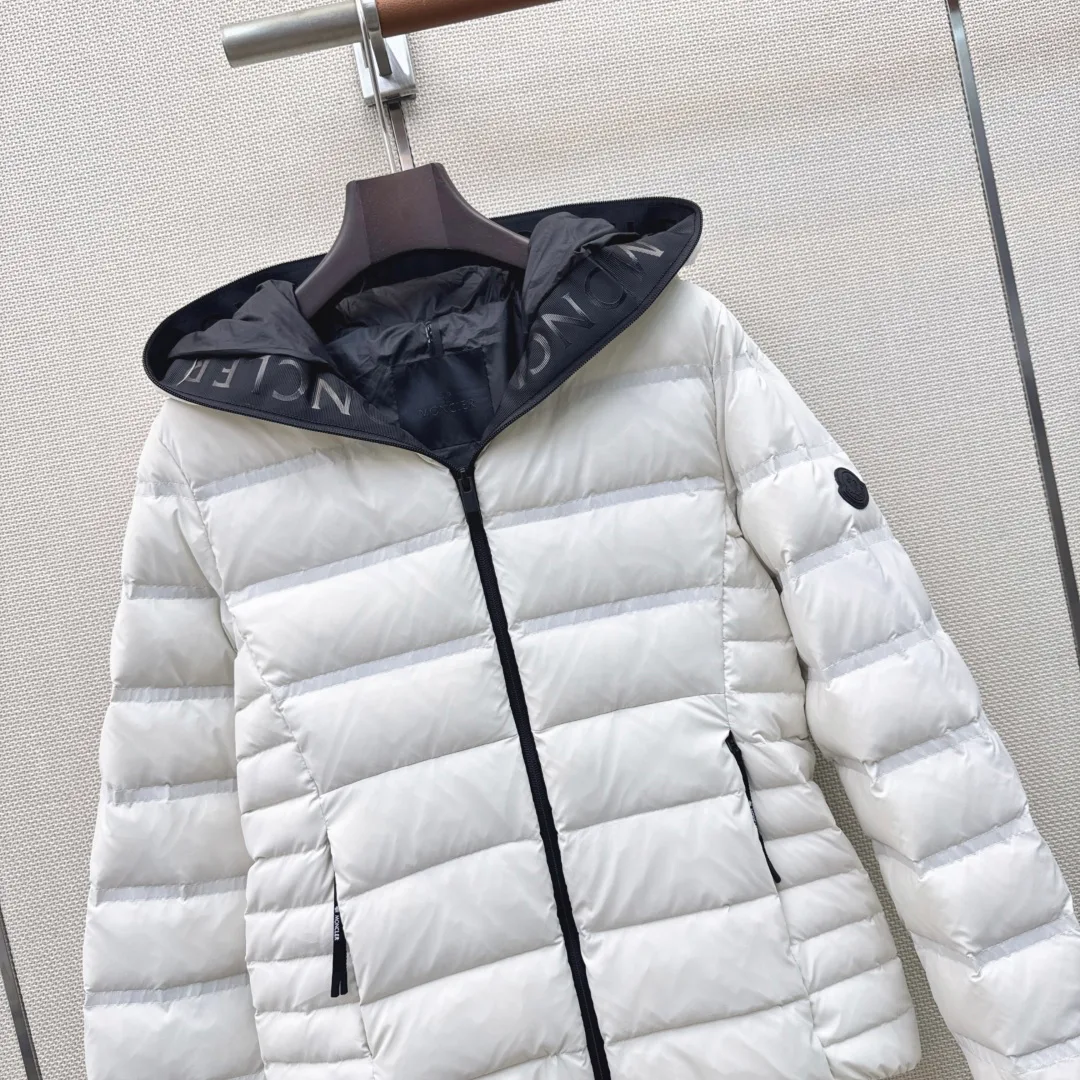 Women's Jackets And Down Jackets MONCLER 18450472
