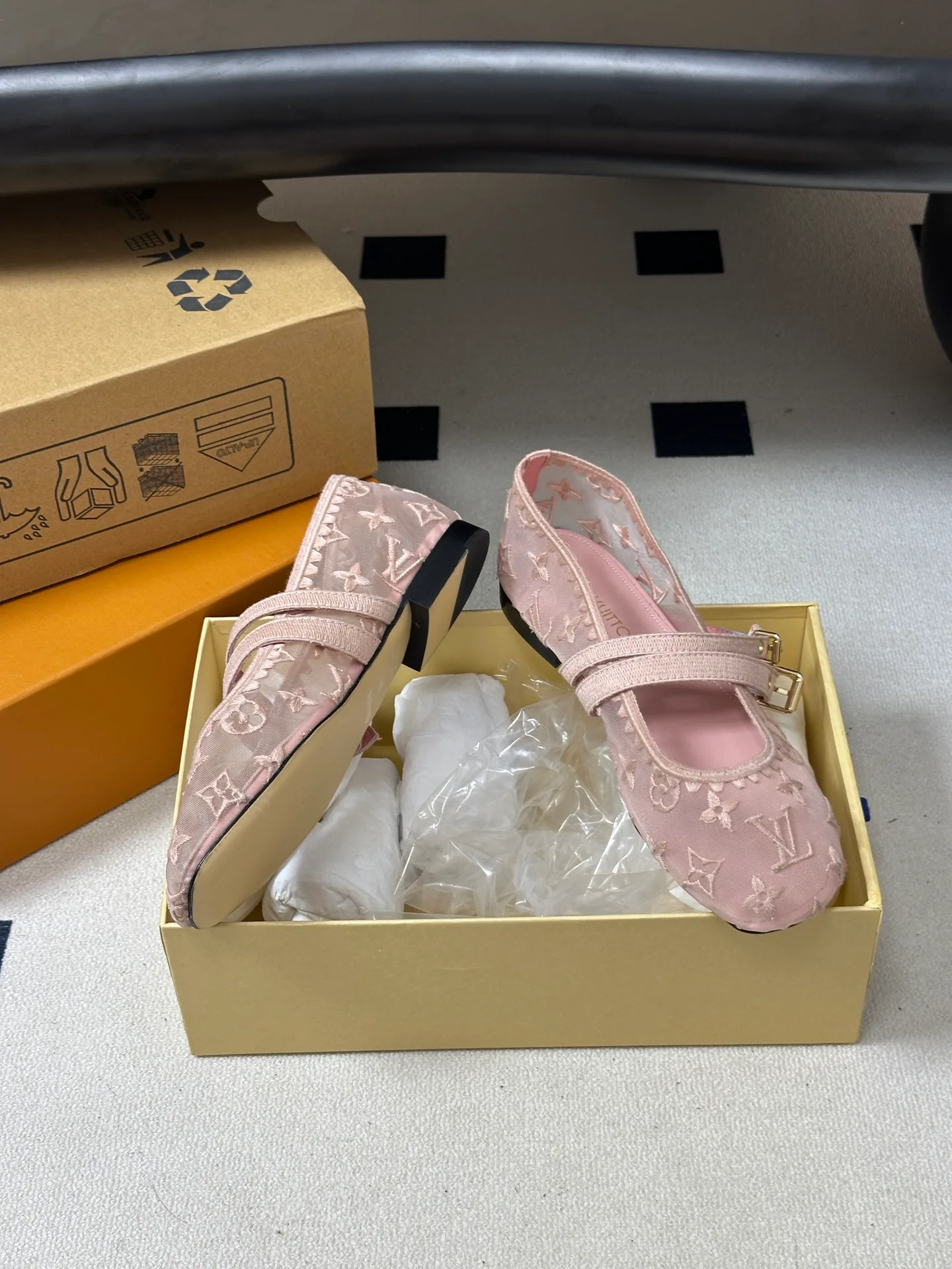 Women's Ballet Flats LOUIS VUITTON 18340938