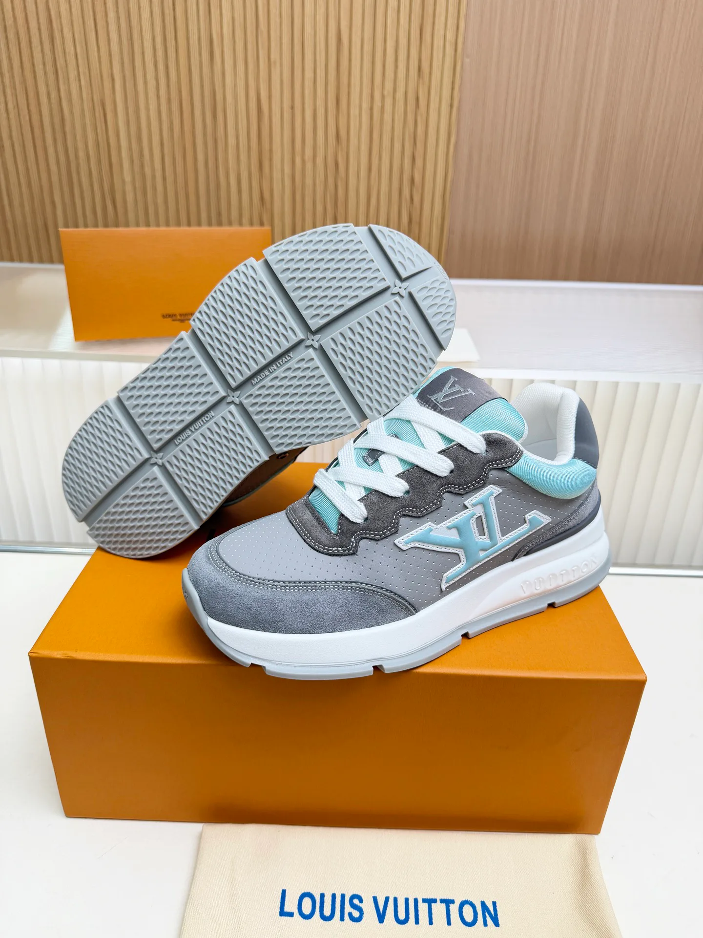 Women's Sneakers LOUIS VUITTON 18212255