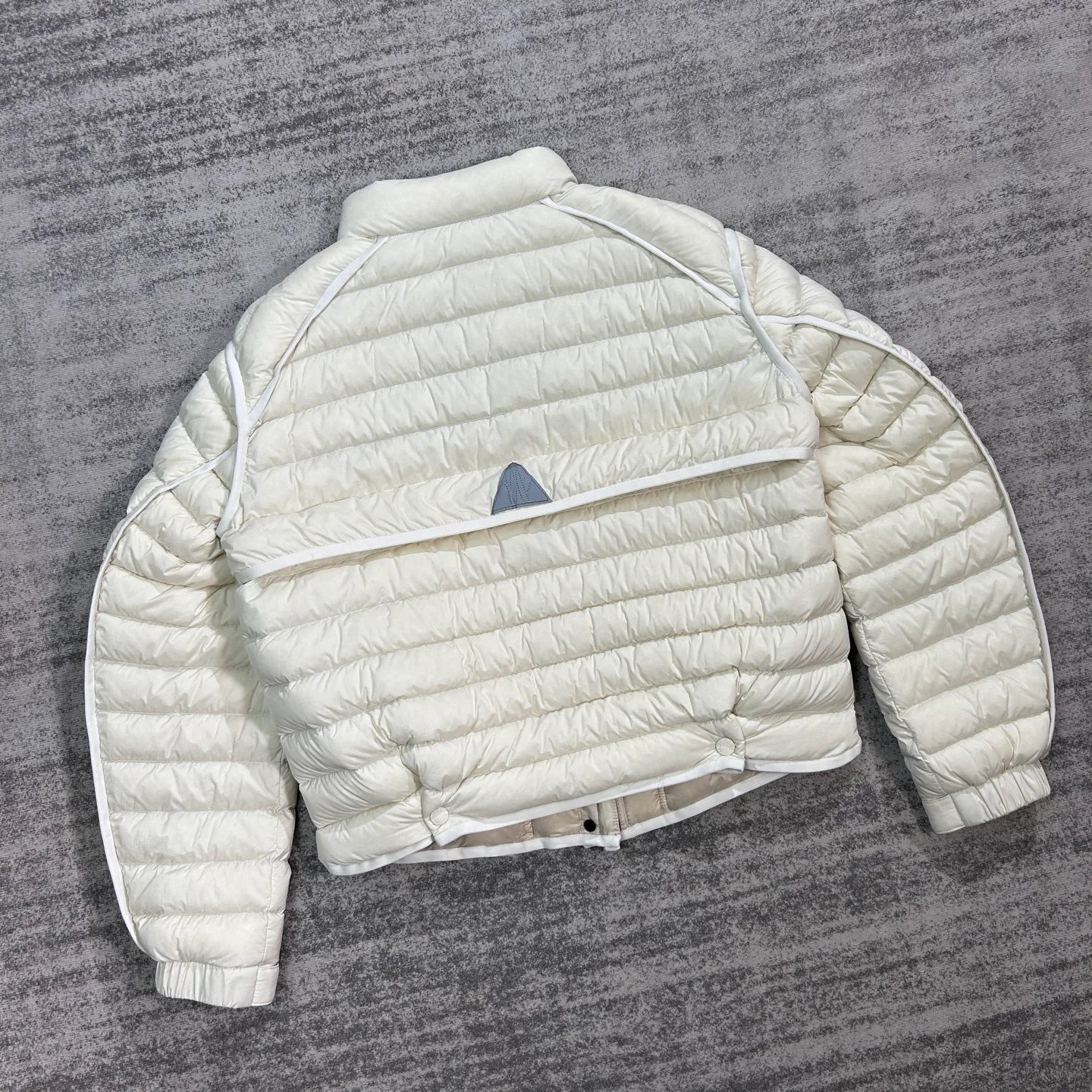 Women's Jackets And Down Jackets MONCLER 18255172