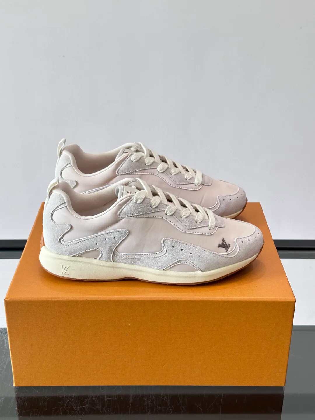 Women's Sneakers LOUIS VUITTON 17869452