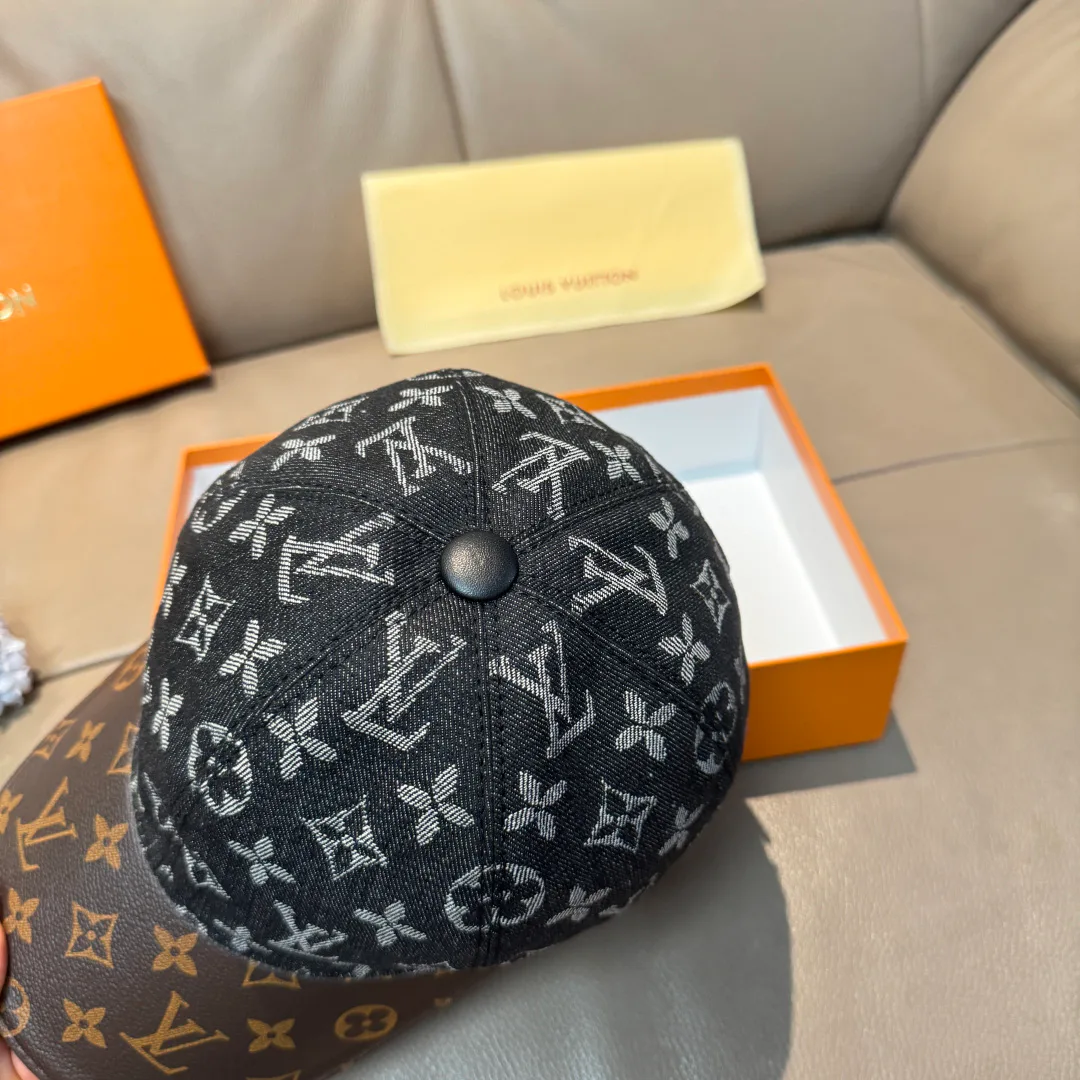 Hats LOUIS VUITTON 18347057