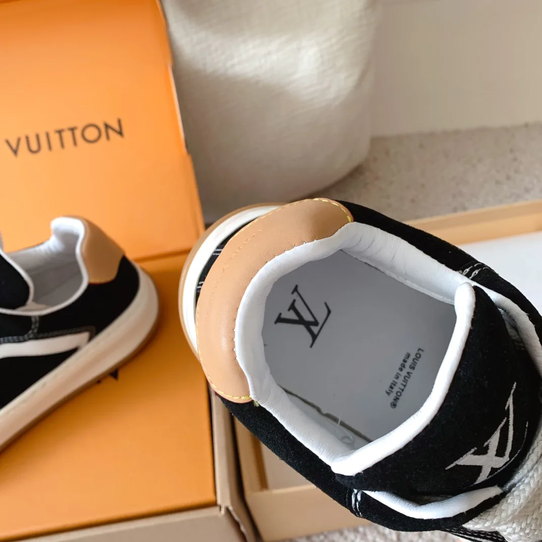 Women's Sneakers LOUIS VUITTON 18375787