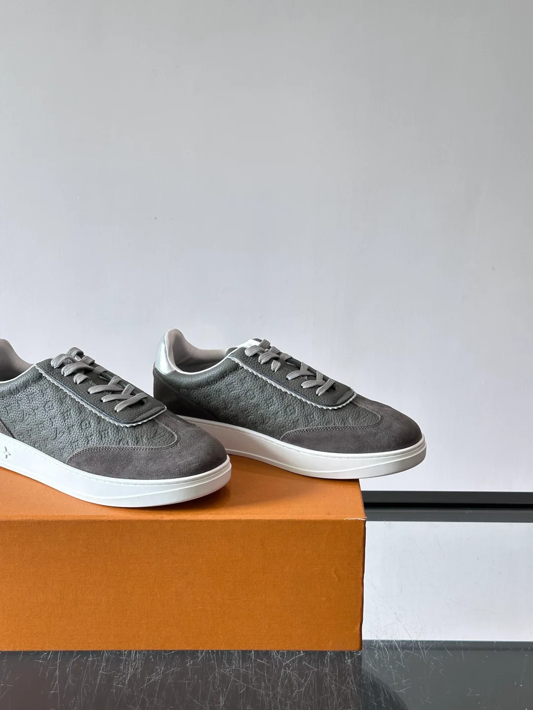 Women's Sneakers LOUIS VUITTON 17760895