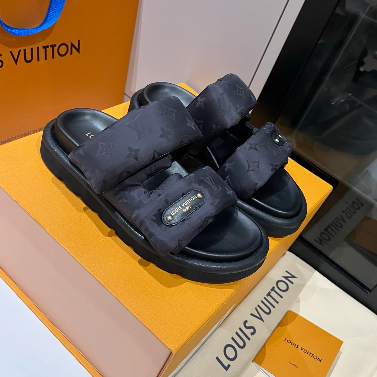 Women's Flip-Flops LOUIS VUITTON 17608439