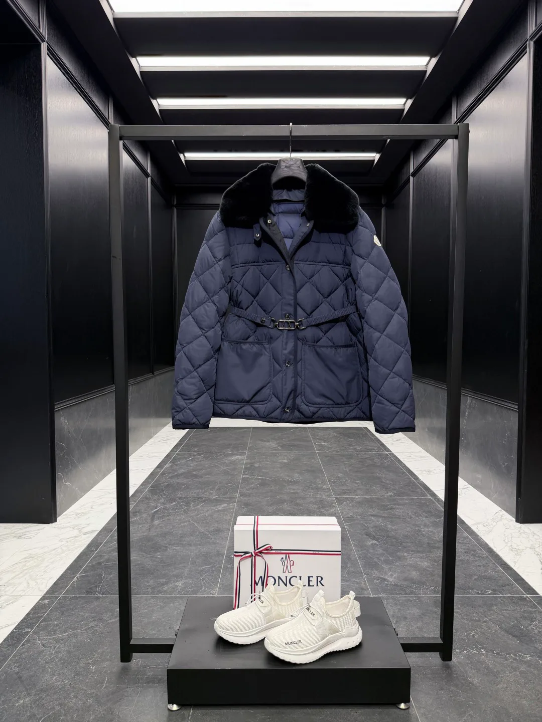 Women's Jackets And Down Jackets MONCLER 18111371