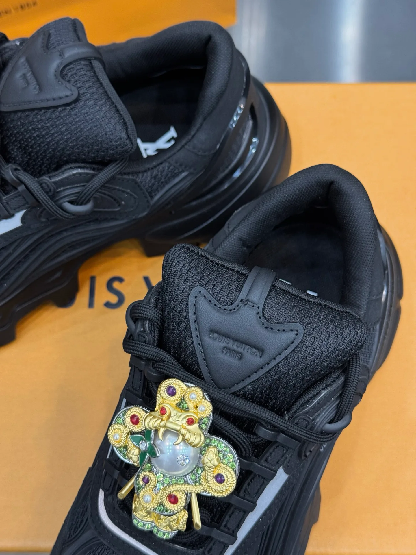 Women's Sneakers LOUIS VUITTON 18202602