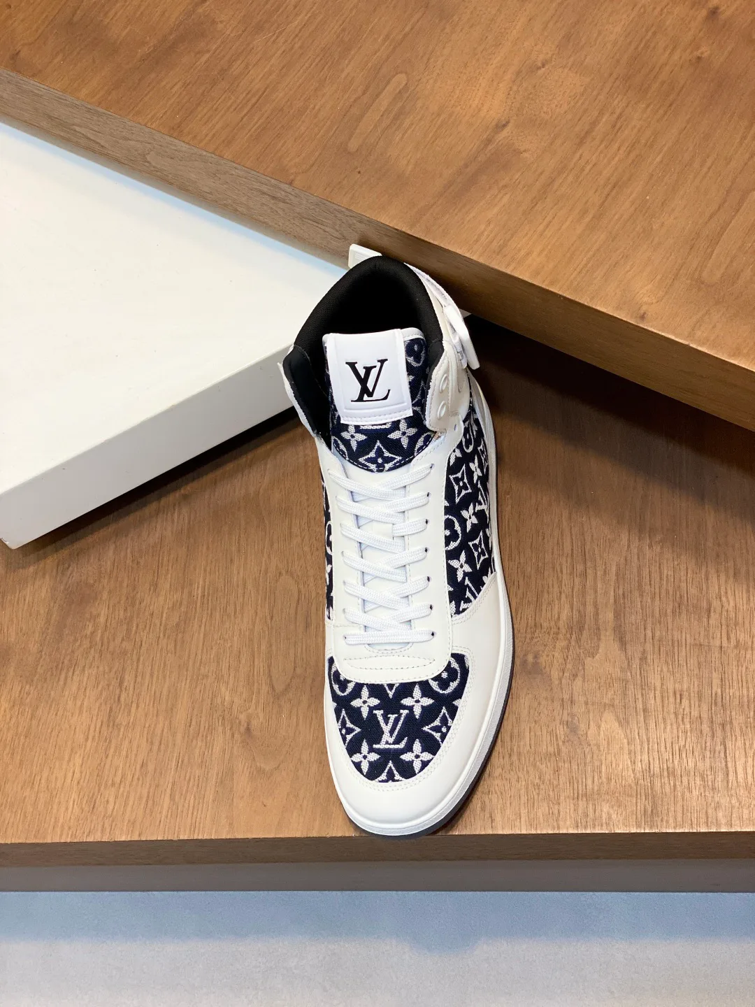 Men's Sneakers LOUIS VUITTON 18399952