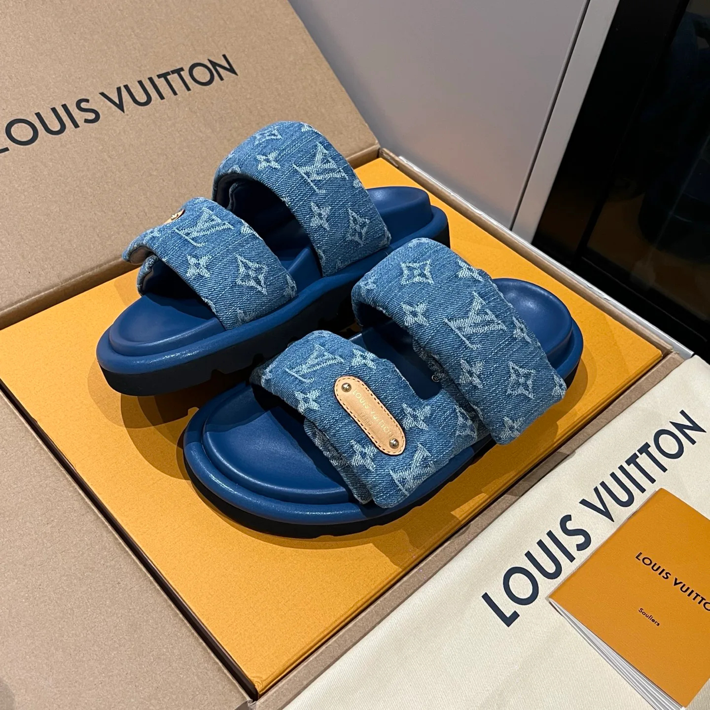 Women's Flip-Flops LOUIS VUITTON 17608427