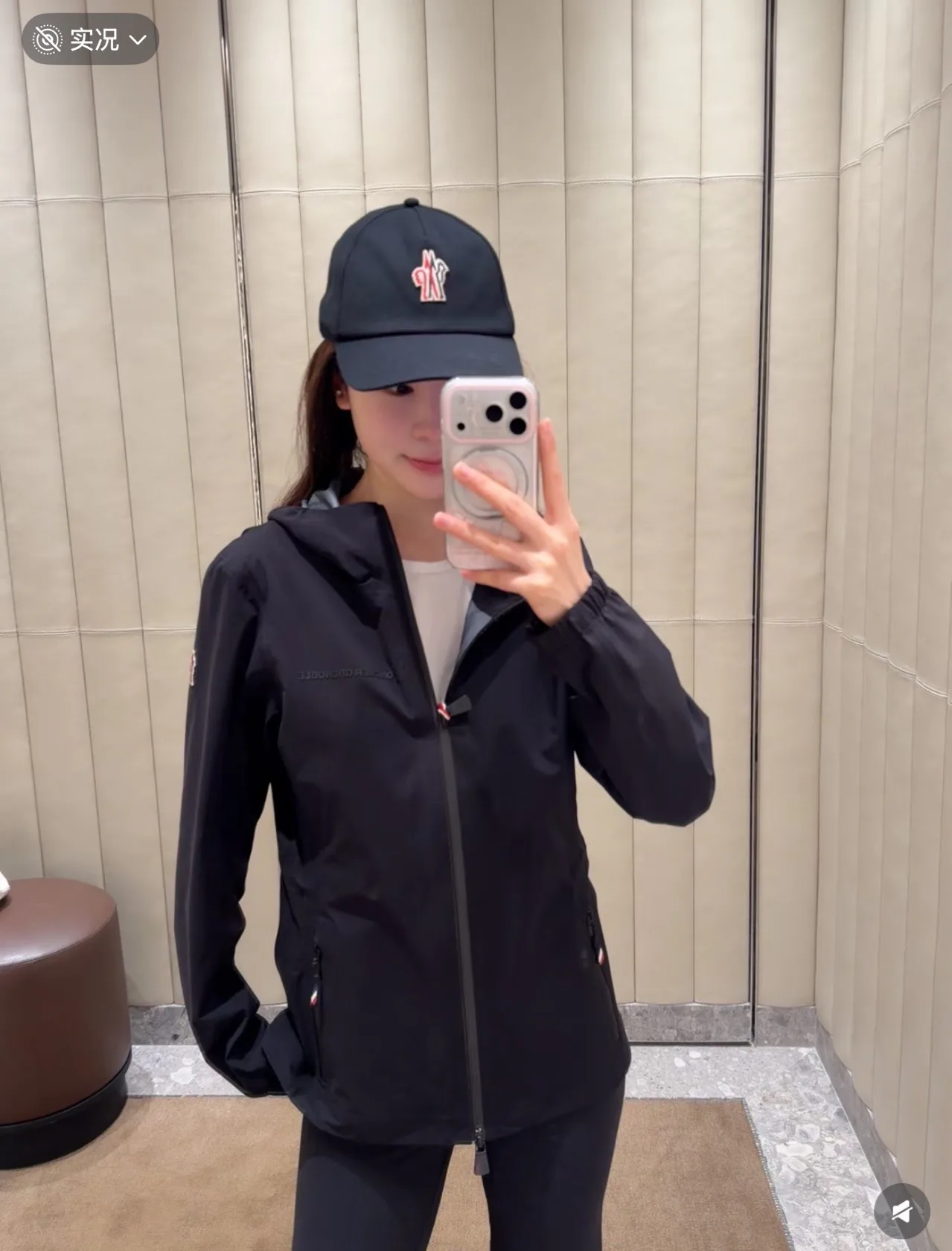 Women's Jackets And Down Jackets MONCLER 18501652