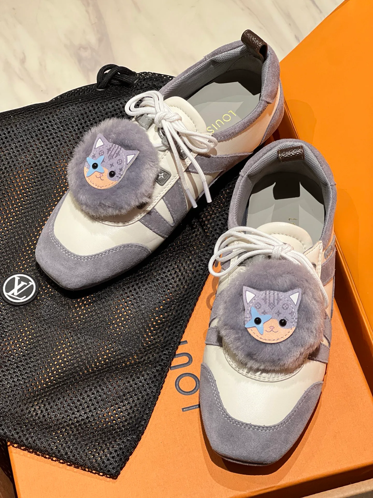 Кроссовки Женские Louis Vuitton 18567846