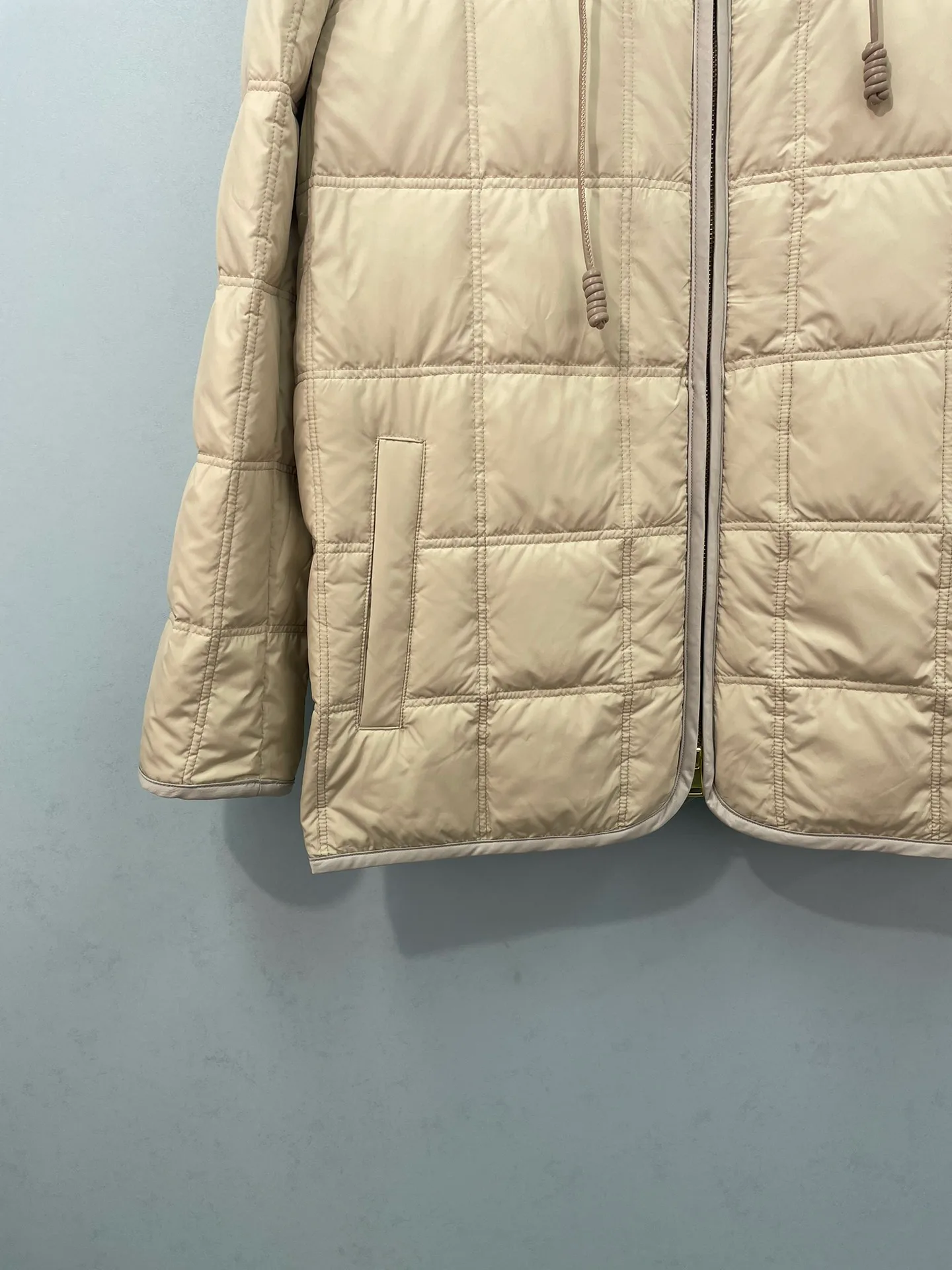 Women's Jackets And Down Jackets MONCLER 18513394