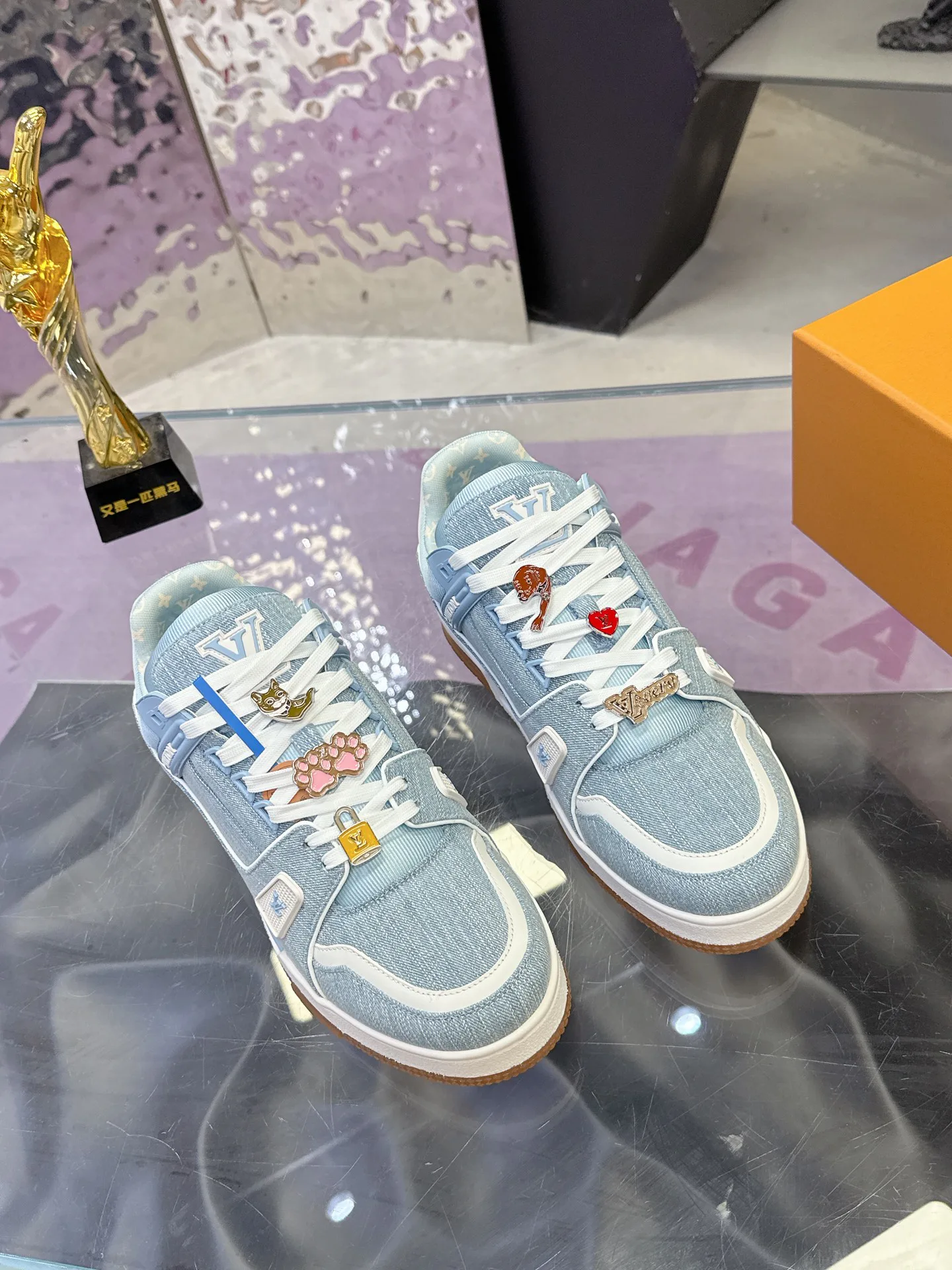 Women's Sneakers LOUIS VUITTON 18104017