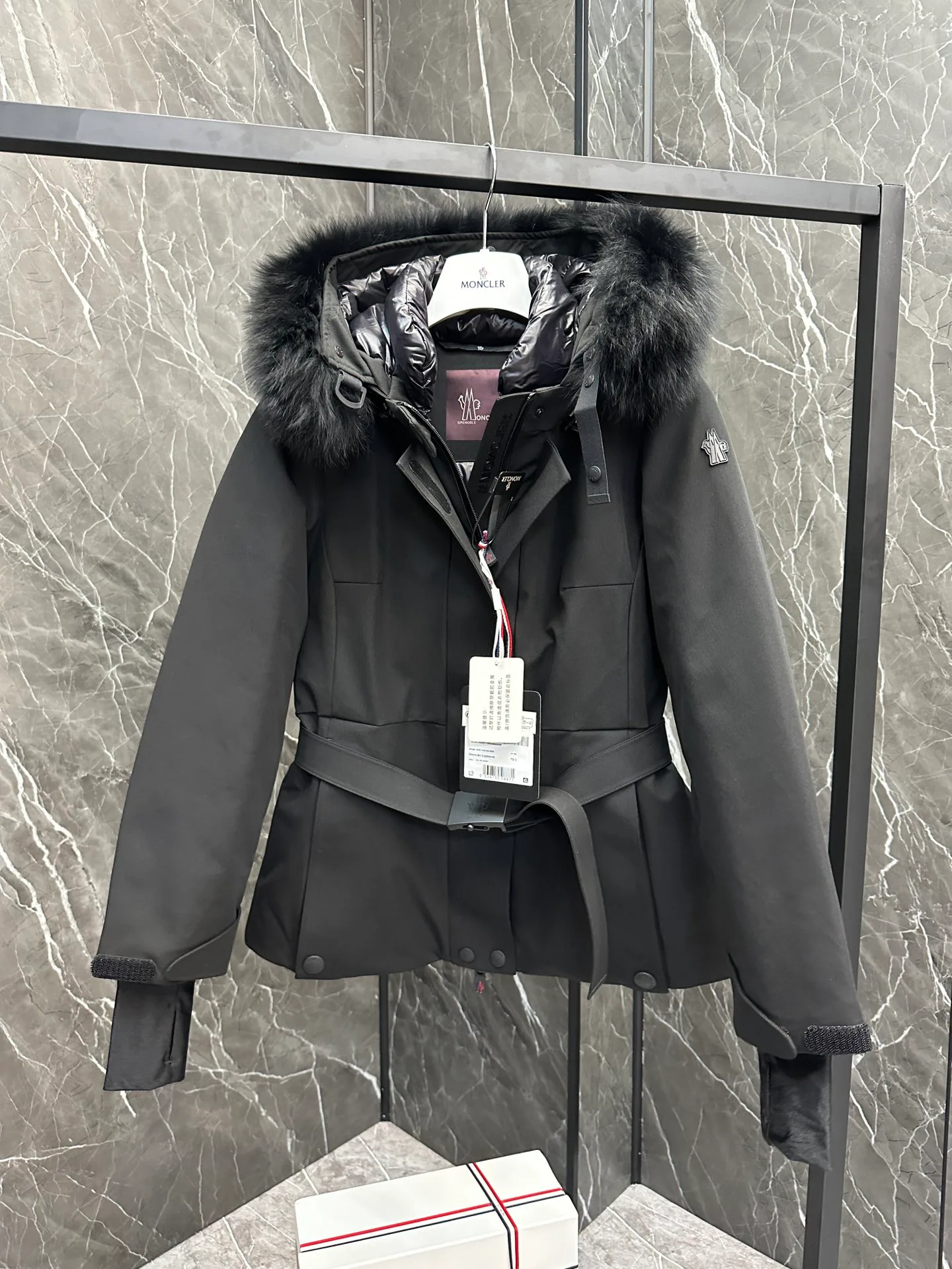 Women's Jackets And Down Jackets MONCLER 18133805