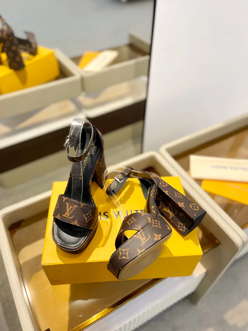 Women's Open-Toe Sandals LOUIS VUITTON 17946834